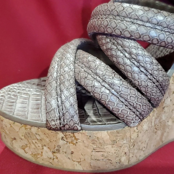 Tory Burch taupe grey reptile embossed cork wedges strappy - Picture 3 of 10